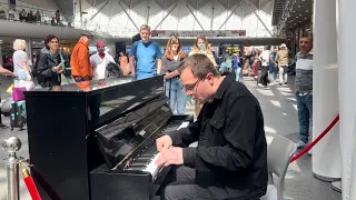 THEY COULDN’T BELIEVE THEIR EYES!! Watch as Piano Player ROCKS the Station