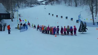 Новый год на горнолыжный  базе Эдельвейс. Дед Мороз поздравляет детей.