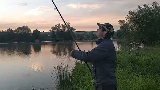 Тихе озеро неподалік одного села.