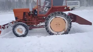 Трактор Т-25 гребёт снег