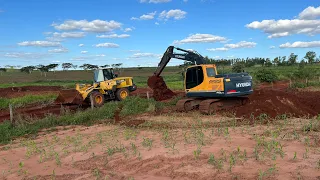 FAZENDO CAIXA DE CONTENÇÃO DE ÁGUA E ATERRANDO ESTRADA⚠️ Escavadeira Hidráulica e pá carregadeira