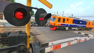 1 Kereta Luar Biasa 3 Commuter Line | Perlintasan Kereta Api Andir Bandung