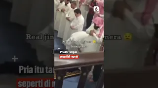 Astagfirullah! Seorang Pria Kepanasan Seperti Jin saat Salat Berjamaah #Shorts