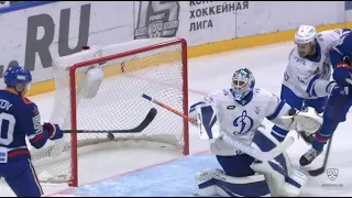 Зыков пробивает Коновалова/Zykov scores from mid-air