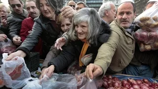 Давка в очереди за продуктовыми наборами от Корбана. Чернигов. Украина Сегодня Ukraine WaR