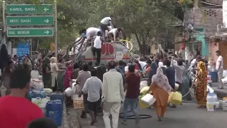 猛暑のインド・ニューデリーで水不足、スラム街の住民が給水車に群がる