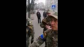 "При тобі війни не було?.. Ти війну зробив." - військові з 14-ки зустріли в центрі Порошенка