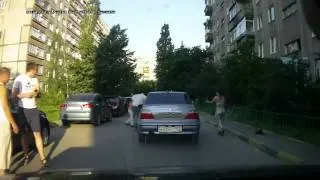 neighbors rage and fight to amusement of passerby's драка соседей.