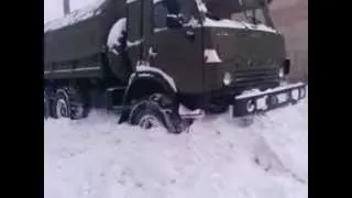военный камаз  застрял в снегу