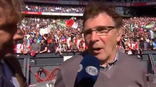 Van Hanegem emotioneel na knuffel Kuyt (Beelden van Fox Sports NL)