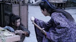 A hero adopted a boy by the roadside, who turned out to be a martial arts prodigy.