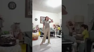Random Kpop Dances Everyday infront of my Mom [40 Songs in Total]