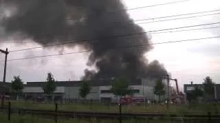 Beelden van Zeer grote brand bij aanmaakblokjesfabriek Fire-Up in Oisterwijk | 20-06-2013