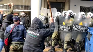 Newsbeast.gr - Διαδηλωτής σπάει ασπίδα των ΜΑΤ