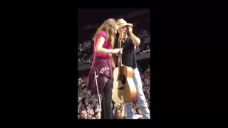 Stir once, Kenny Chesney kissing girls on stage