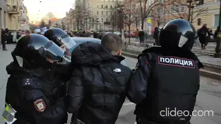 В Петербурге жёстко задерживают людей на митинге против войны