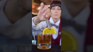 Самая позитивная девушка бармен готовит коктейли вкусно и весело#бармен #coctail #видеосъемкамосква
