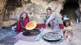 Old Lovers Living in a Cave | Love in Old Age |Old lovers Cooking| Village life in Afghanistan