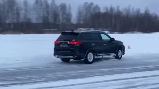 Аутлендер-3 на гоночной трассе. Лёд.