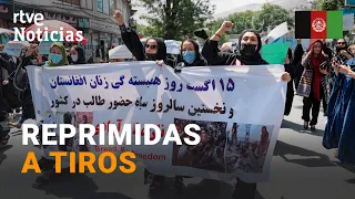 AFGANISTÁN: Los TALIBANES dispersan con DISPAROS una manifestación de MUJERES en Kabul | RTVE