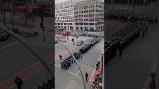 Das Wachbataillon ,,Unter den Linden" Marsch zum Brandenburger Tor🇩🇪🦅#bundeswehr #german #army