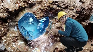 The discovery process of blue diamonds. A large number of spherical crystals