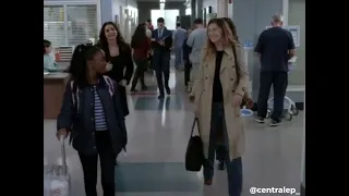 Meredith Grey arriving at the hospital with her children (19x07)