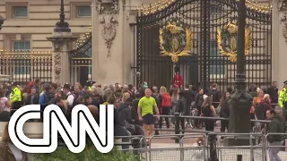 Súditos prestam homenagem à rainha Elizabeth II | CNN BRASIL