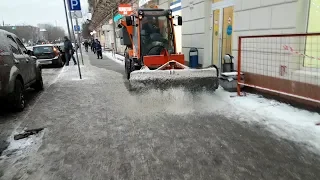 Уборка тротуаров от снега в Москве