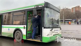 Автобус врезался в здание торгового центра на ул. Фрязевская