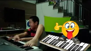 мальчик с ума сошел играет на пианино сумасшедий палец 4