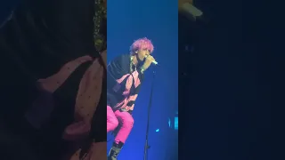 Machine Gun Kelly "drunk face" mic flip