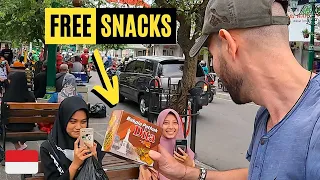 HOW TO MAKE FRIENDS WITH ANYONE in 5 MINUTES in INDONESIA 🇮🇩