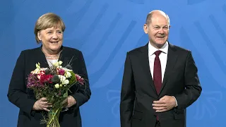 Scholz dankt Merkel für reibungslose Amtsübergabe | AFP