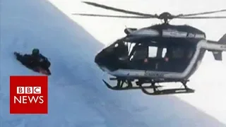 Skiers rescued in dramatic helicopter manoeuvre - BBC News