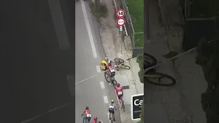 Big crash for Van aert og pidcock! #shorts
