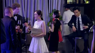 The girl dresses carefully to attend the banquet, becoming the center of attention in a white dress.