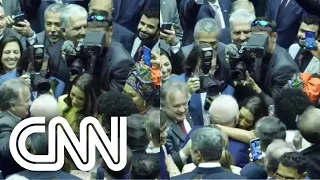Ex-ministra de Bolsonaro, Flávia Arruda abraça Lula durante posse | VISÃO CNN