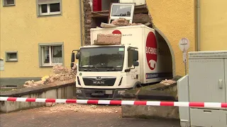 LKW fährt in Trier-Ehrang in Haus - Sechs Wohnungen unbewohnbar