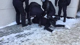 «Дышать не могу!» на митинге 31.01.21г. жесткое задержание за поддержку Навального в Челябинске.