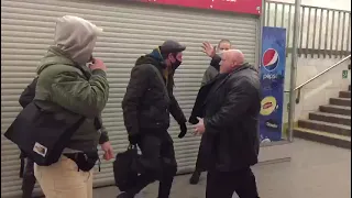 Скины с панками устроили драку в метро,БАРЕЦКИЙ вмешался и всех подраскидал!