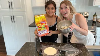 Jessica enseña a Sondra como hacer tortillas 😱