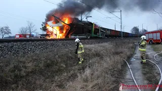 Wypadek na przejeździe kolejowym w Wymysłowie w płomieniach stanęła lokomotywa i tir