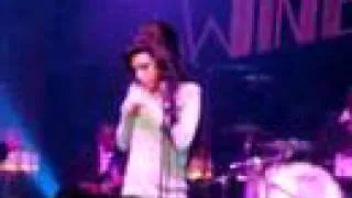 Amy Winehouse DROGANDOSE en mitad concierto