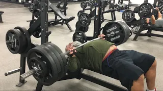 MAN BENCH PRESSES 425LBS FOR REPS!!!