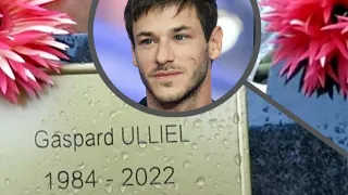 Il y a enfin une plaque gravée avec le nom de Gaspard ULLIEL posée sur sa tombe depuis le 11 Février