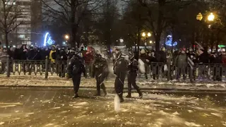 Протестующие кидают снежки в полицию митинг 23