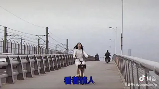 [周也  douyin] Zhou Ye playing at the beach on her new tiktok video!