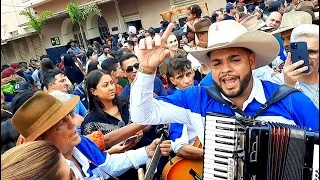 Folia Estrela de Ouro e Folia dos Elias cantando juntas.