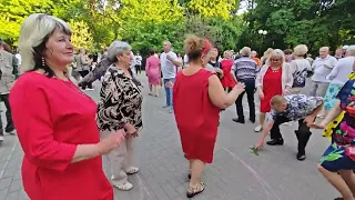 19.05.24г..."Хочу Я Замуж за Ивана"... звучит на танцполе в Гомельском парке...